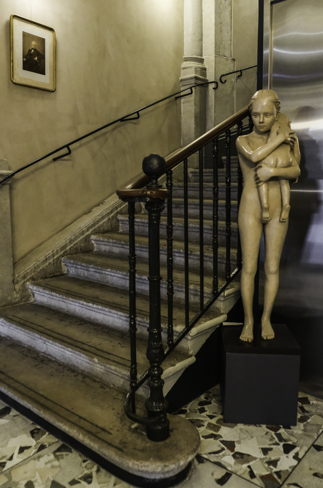 Sculpture exposée dans le parcours d'art contemporain Émerveillements de l'Hôtel de l'Abbaye.